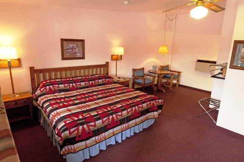Thunderbird Lodge Чинли Екстериор снимка